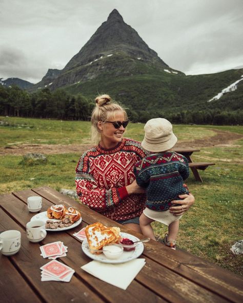 Traveling Mom Aesthetic, Mom Friends Aesthetic, Mom Life Pictures, Camping With Baby, Hildegunn Taipale, Outdoor Mom, Children Aesthetic, Mom With Kids, Hippie Mom