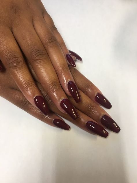 15 Short Fall Nail Ideas for Black Women in 2023 - thepinkgoose.com Dark Red Nails Black Women, Burgundy Nails Black Women, Brown Nails On Black Women, Dark Wine Nails, Black People Nails, Fall Nails Black Women, Wine Colored Nails, Nail Color Options, Nail Ideas For Black Women