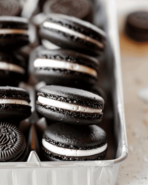 Oreo Macarons - Recipes, Tasks & Tools Maccarone Recipes, Oreo Macarons, Oreo Macaron, Vanilla Cream Filling, Crumble Cookies, Sweet Factory, Oreo Flavors, Macaron Recipe, Gel Food Coloring