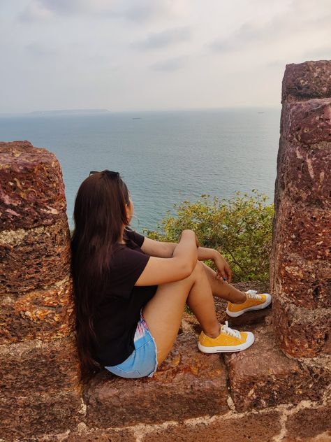 Fort Pics Ideas, Goa Fort Photography, Chapora Fort Goa Photography, Goa Trip Photo Ideas, Poses At Fort, Fort Pictures Ideas, Fort Photography Couple Poses, Fort Poses Ideas, Goa Photo Poses