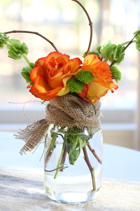 Fall Mason Jar Centerpieces, Mason Jar Flower Arrangements, Fall Mason Jar Crafts, Fall Mason Jars, Sunflower Arrangements, Mason Jar Projects, Fleurs Diy, Jar Centerpieces, Fall Flower Arrangements