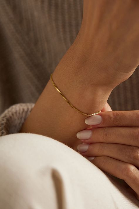 Simplistic Jewelry, Gold Jewelry Prom, Delicate Gold Bracelet, Gold Arm Band, Golden Bracelet, Gold Schmuck, Gold Bracelet Simple, Jewellery Photography Inspiration, Fancy Jewelry Necklace