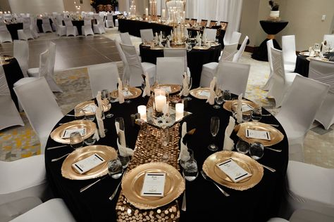 Black And Gold Round Table Setting, Rothschild Party, Rose Gold Table Setting, Black Wedding Table Setting, 50th Anniversary Party Decorations, Black Wedding Table, Black Quince, Quince Decor, Elegant Party Decorations