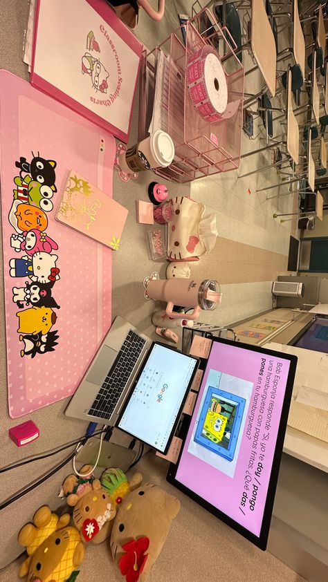 Kawaii Classroom, Hello Kitty Classroom Decorations, Sanrio Classroom, Hello Kitty Classroom, Hello Kitty Desk, Pink Academia, Teacher Aesthetic, Aesthetic Objects, Art Studio Room