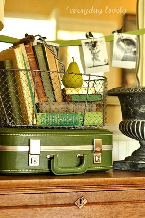 Green Suitcase, Suitcase Decor, Old Suitcases, Store Books, Vintage Suitcases, Casa Vintage, Craft Show Displays, Vintage Suitcase, Vintage Luggage