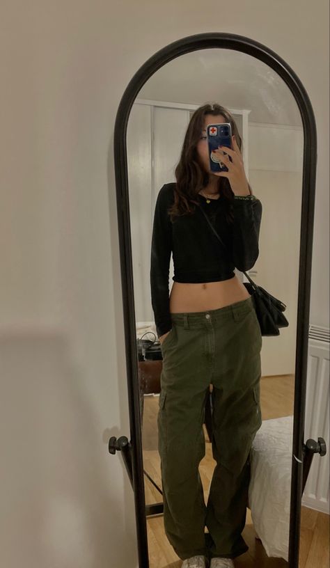 Black Top Cargo Pants, How To Style Green Crop Top, Cargo And Crop Top Outfit, Green Cargo And Black Top, Fit Inspo Black Cargo Pants, Cargo Pants Top Outfit, Dark Green Baggy Pants Outfit, How To Style Green Cargo Pants Winter, Green Cargos Black Top