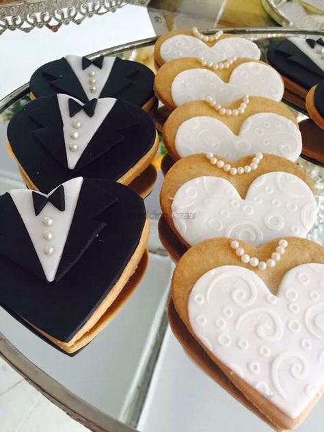 These Cute Edible Bride & Groom Cookie Favours Are Something That You've Never Seen Before! | WeddingBazaar Rehearsal Dinner Cake, Bridal Shower Chocolate, Wedding Biscuits, Favours Ideas, Wedding Dress Cookies, Rehearsal Dinner Favors, Sweet Wedding Favors, Engagement Cookies, Wedding Favours Luxury