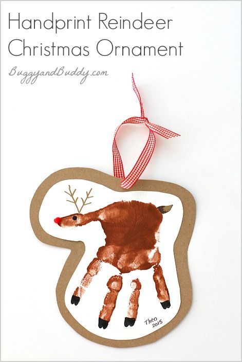 Handprint Reindeer Christmas Ornament: Simple homemade Christmas ornament art project for toddlers, preschoolers, and kindergarteners. Looks just like Rudolph! Makes a great keepsake! ~ BuggyandBuddy.com Decoracion Navidad Diy, Handprint Reindeer, Reindeer Handprint, Christmas Handprint Crafts, Chicken Christmas, Handprint Christmas, Christmas Kindergarten, Handprint Crafts, Christmas School