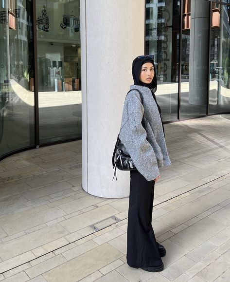 Modest fashion Comfy Hijabi Fits, Hijabi Outfit Aesthetic, Hijabi Suit Outfits, Hijabi Jeans Outfit, Hijabi Essentials, Hijabi University Outfits, Modest Outfits Muslim Casual, Grey Hijab Outfit, Winter Modest Outfits