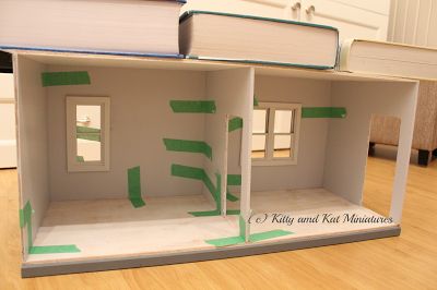 Kitty and Kat Miniatures: Houseworks Double Room Box - Making Progress And Additions Small Cottage Ideas, Dollhouse Miniatures Rooms, Room Box Miniatures, Dollhouse Diy, Make A Room, Miniature Rooms, Small Cottage, Miniatures Tutorials, Box Making