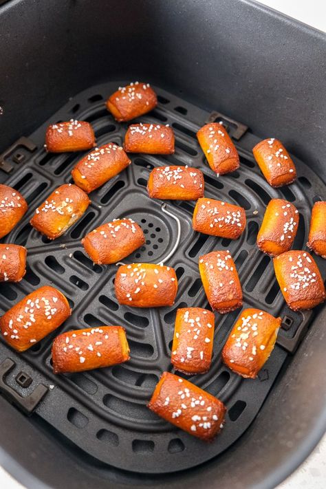 Frozen Pretzels, Auntie Annes Pretzels, Pretzel Dogs, Coarse Salt, Soft Pretzels, Air Fryer Recipes Healthy, Small Bites, Fryer Recipes, Pretzel Bites