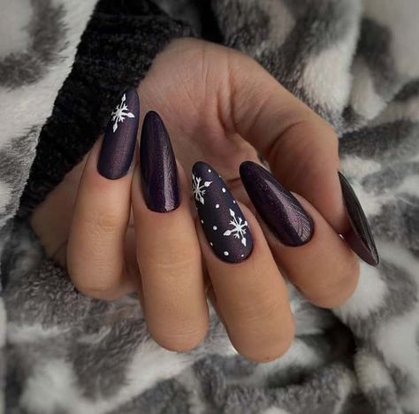 25+ Fabulous Christmas Nail Designs - Emerlyn Closet Dark Purple Nails, New Years Nail Designs, Winter Manicure, January Nails, Nail Colors Winter, Burgundy Nails, Thanksgiving Nails, 2023 Trends, Winter Nail Art