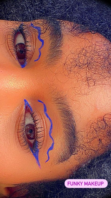 Coloured Eyeliner Ideas, Cute Colored Eyeliner Looks, Wavy Eyeliner Makeup, Graphic Colored Eyeliner, Colorful Eye Makeup For Work, Colorful Eyeliner Hooded Eyes, 2 Color Eyeliner, Squiggly Eyeliner, Water Eyeliner Looks