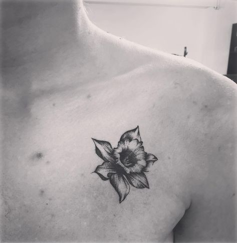 26 Daffodil Tattoo Ideas For Your New Beginning Moon And Daffodil Tattoo, Black Daffodil Tattoo, Daffodil Tattoo Ideas, Friendship Symbol Tattoos, March Flower, New Beginning Tattoo, Daffodil Tattoo, American Indian Tattoos, Candle Tattoo