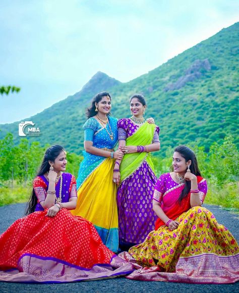 Photo Possess, Sisters Photography Poses, Photography Poses Bride, Saree Ceremony, Sisters Photography, Dress Poses, Haldi Ceremony Outfit, Poses Bride, Bridesmaid Poses