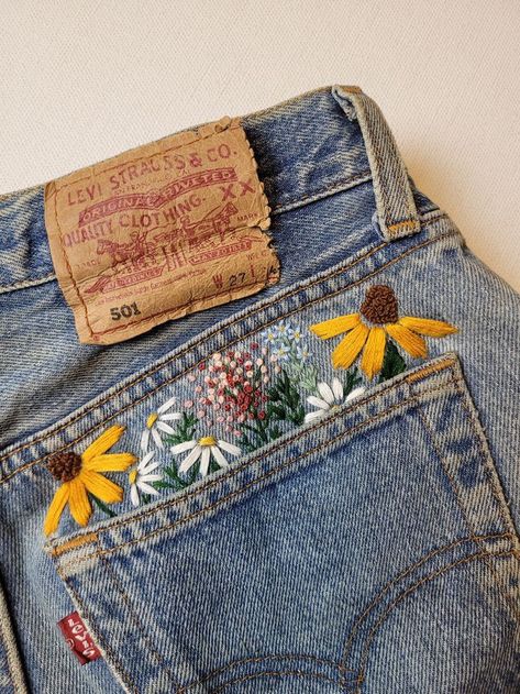 Easy Denim Embroidery, Jean Short Embroidery Diy, Embroider Jean Pockets, Embroidery Shorts Diy, Embroidering Jeans Diy, Embroidered Flowers On Jeans, Jean Short Embroidery, Diy Jean Embroidery, Embroidered Shorts Diy