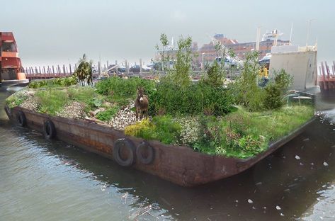 'swale' is a floating farm that encourages new yorkers to eat fresh produce Floating Gardens, Artificial Island, Floating Hotel, Eco Art, Floating Garden, Water Projects, Forest Garden, Floating House, Sustainable Farming