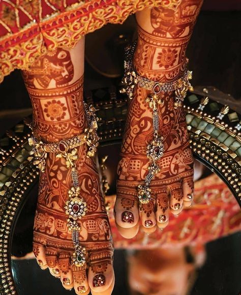 Payal Designs Silver, Bridal Foot Jewelry, Anklets Indian, Bridal Anklet, Leg Mehndi, Legs Mehndi Design, Beautiful Anklet, Anklet Designs, Wedding Mehndi Designs