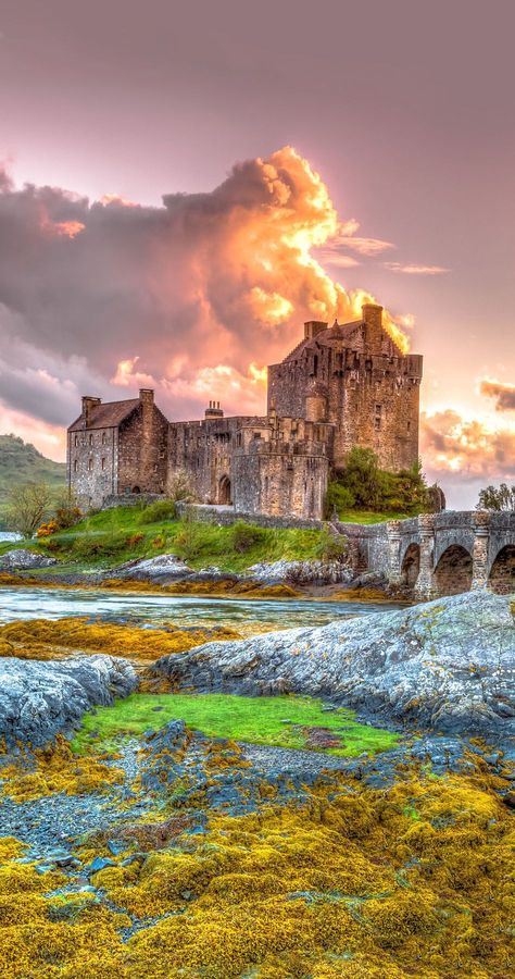 Highlands Castle, Eilean Donan Castle, Scotland Landscape, Castle Scotland, Eilean Donan, Famous Castles, Scotland Castles, Illustration Creative, Scenery Pictures