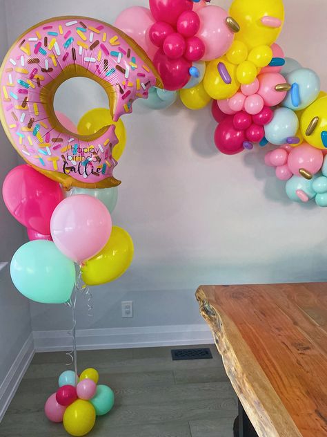 Donut Balloons, Balloon Bar, Lolly Cake, Balloon Pillars, Donut Decorations, Donut Birthday Parties, Personalized Balloons, Luxury Party, Two Sweet