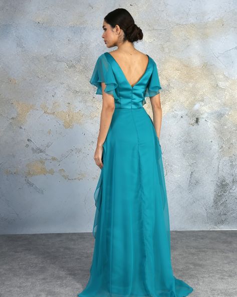 How stunning is this fit and flare bridesmaid dress in satin and chiffon! 💙✨ Designed with a bateau neckline, waterfall sleeves and chiffon overskirt which also has the waterfall design along the edge. 💐✨ #StyleRDM1331 #richarddesigns #bridesmaiddress #bridesmaids #bridesmaid #wedding #weddingdress #bride #weddinginspiration #bridetobe #weddingideas #bridesmaiddresses #weddingday #bridal #weddinginspo #weddings #bridesmaidsdress #bridesmaidsdresses #bridestyle Chiffon Overskirt, Flared Bridesmaid Dresses, Waterfall Design, Bridesmaid Wedding, Bateau Neckline, Bride Style, Bridesmaid Dress, Wedding Inspo, Fit And Flare