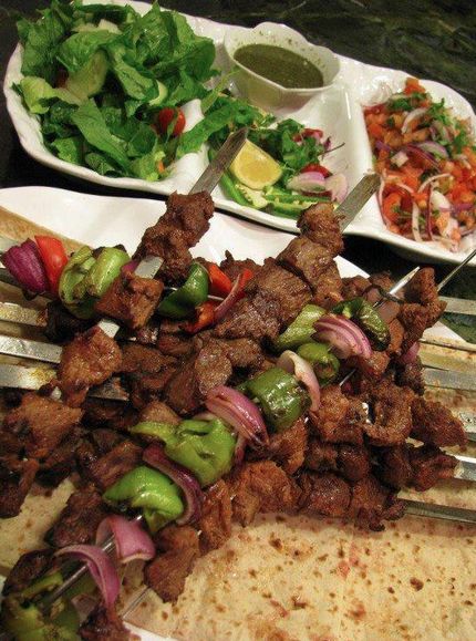 afghan kabob with spicy chutney sauce Afghanistan Travel, Afghanistan Food, Afghan Recipes, Afghani Food, Afghan Food Recipes, Afghan Food, Iranian Recipes, Arabian Food, Persian Cuisine