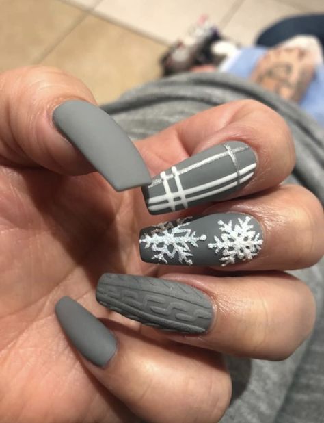 Coffin Shape Winter Nails, Coffin Shape Nails Winter, Grey Scale Nails, Grey Xmas Nails, Grey Christmas Nails Acrylic, Grey Winter Nails Acrylic, Grey Christmas Nail Designs, Sweater Winter Nails, Grey Holiday Nails