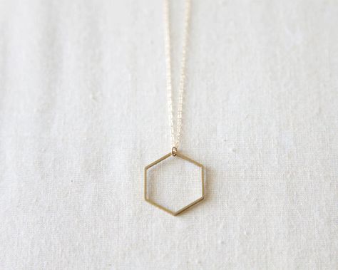 catabot Hexagon Necklace, Necklace Simple, Minimal Jewelry, Jewel Box, Simple Necklace, Delicate Necklace, Gold Filled Chain, Beauty Accessories, Raw Brass