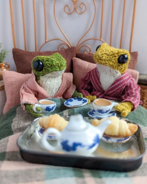 India Rose Crawford | Frog bakes a festive pie for Toad! 💖🐸🐸🥧 Happy Holidays from Frog and Toad! ❤️ #knittedfrog #frogandtoad #cottagecore | Instagram Frog Pumpkin, Hermit The Frog, Knitted Frog, Crochet Creatures, Frog Painting, Froggy Stuff, Halloween Knitting, Light Cocktails, India Rose