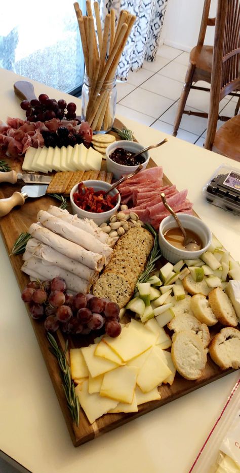 Party Food Buffet, Charcuterie Inspiration, Party Food Platters, Charcuterie Recipes, Buffet Food, Party Food Appetizers, Food Platters, Food Presentation, Pretty Food