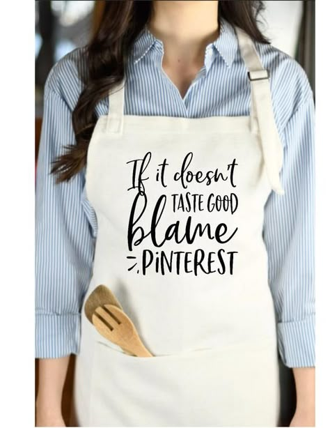 Kitchen Apron Design Ideas, Cricut Towels, Crafting Apron, Embroidery Sayings, Future Decor, Apron Funny, Cricket Crafts, Funny Apron, Apron Cooking