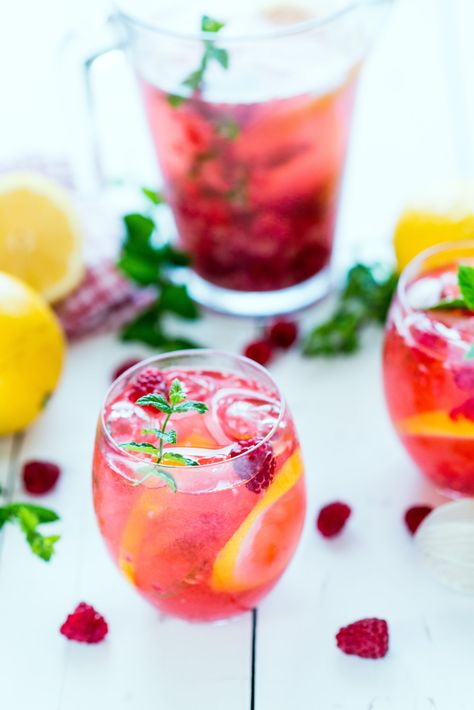 6-Ingredient White Sangria White Zinfandel Drinks, White Zinfandel Sangria, Foods Kids Love, Morning Detox Drink, Mint Lemonade Recipe, Sangria Drink, Sangria Ingredients, White Zinfandel, Sangria Wine