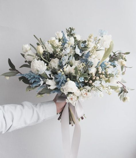 Wedding trends 2018 - Monochrome, grey and silver wedding - cool grey blue bridal bouquet wedding flowers Bridal Bouquet Blue, Bridal Bouquet Flowers, Blue Wedding Flowers, Blue Bouquet, Blue Bridal, Trendy Flowers, Wedding Arrangements, White Bouquet, Wedding Flower Arrangements