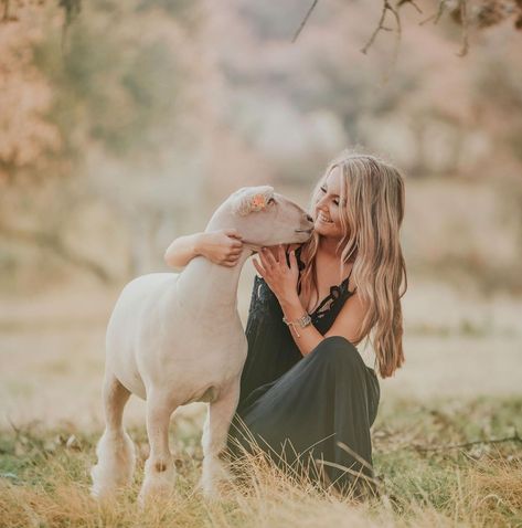 Farm Picture Ideas, Western Senior Picture Ideas, Farm Senior Pictures, Lamb Pictures, Senior Year Pictures, Cute Senior Pictures, Senior Portraits Girl, Senior Photography Poses, Farm Pictures