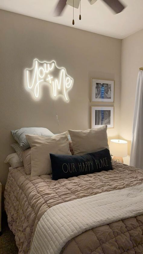 Bedroom Wall Decor Ideas For Couples, Cool Couple Bedroom Ideas, Couple Dorm Room, First Home With Boyfriend Decor, His And Hers Home Decor, College Couple Apartment, Room Decoration For Couples, Cozy Couple Bedroom Aesthetic, Simple Couple Bedroom