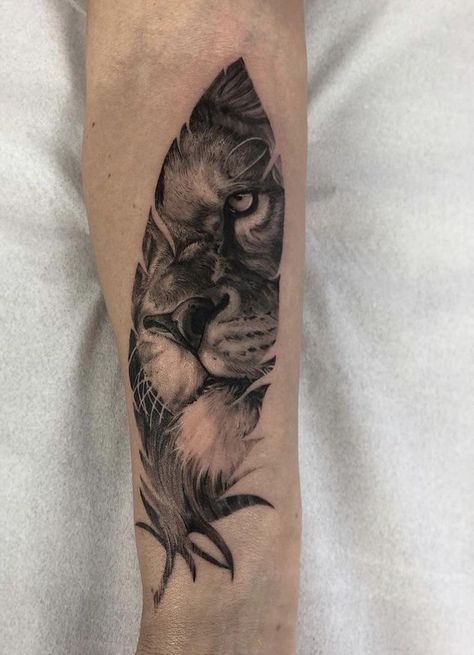 Lion Tattoo Girls, Lions Tattoo, Fierce Tattoo, Sketches Tattoo, Africa Tattoos, Tattoo Lion, Verse Tattoos, Lion Tattoos, Buddha Tattoos