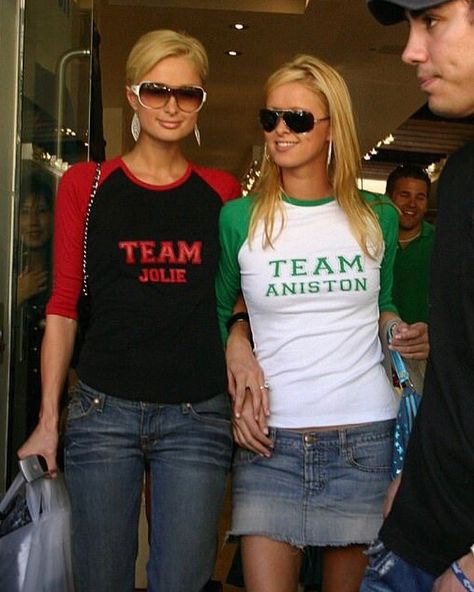 Velvey on Instagram: “Paris and Nicky Hilton sporting “Team Aniston” and “Team Jolie” T-shirts that were popular during the height of the Angelina-Brad-Jennifer…” Brad And Jennifer, Paris Hilton 2000s, Paris And Nicole, Early 2000s Fashion, Nicky Hilton, Team Shirts, Paris Hilton, 2000s Fashion, Y2k Aesthetic