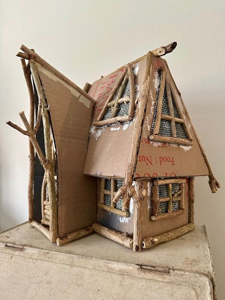 Fairy House Inspiration, Handmade Fairy House, Diy Doll House Cardboard Easy, How To Build A Fairy House, Home Made Dolls House, Paper Houses Diy, Miniature Houses Diy, Cardboard Fairy House, Christmas Themed Crafts