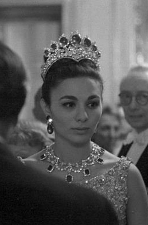 Iranian Queen, Farrah Pahlavi, Persian Crown, Mohamed Reza Pahlavi, Iran Pahlavi, Empress Farah, Farah Pahlavi, Crown Braid Updo, Pahlavi Dynasty