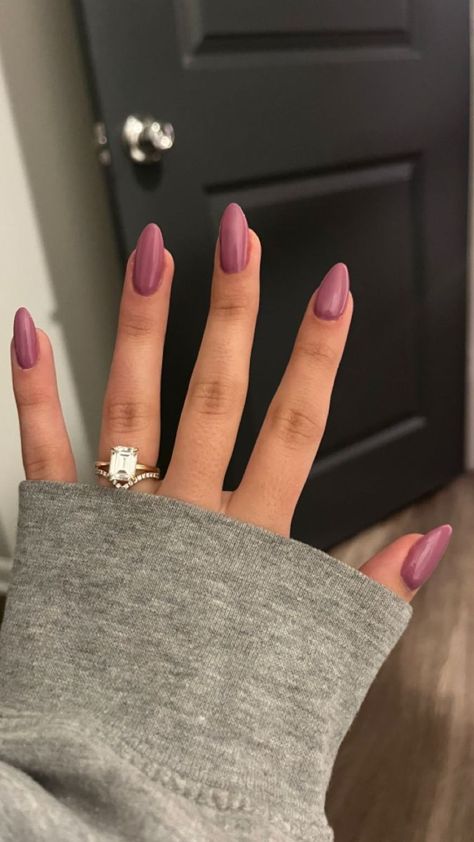 🍂 Nail Your Fall Look! 🍂 Get inspired with the top 25 nail colors for early fall 2024, featuring a beautiful mix of warm tones and earthy hues. From luxurious maroons and golden yellows to subtle taupes and forest greens, these colors will make your nails the highlight of your fall style. Whether you’re dressing up for a special occasion or keeping it casual, these trendy shades are perfect for any look. Save this pin for your next nail appointment and step into fall with a stunning manicure! 🌟💅 #FallNailTrends #2024NailColors #WarmTones #EarthyHues #NailInspo #AutumnBeauty Taupe Nails, Sophisticated Nails, Natural Nails Manicure, Popular Nail Colors, Fall Nail Trends, Smink Inspiration, Makijaż Smokey Eye, Nail Swag, Trendy Nail Design