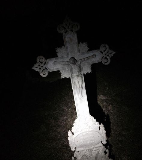 Trash Art, Southern Gothic, Gothic Aesthetic, Graveyard, A Cross, The Cross, Dark Aesthetic, Cemetery, Me Core