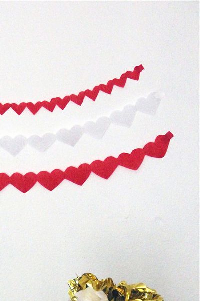 simple DIY project: crepe paper streamer heart garland Streamer Crafts, Heart Streamers, Paper Heart Chain, Valentines Minis, Valentines Window Display, Diy Backdrops, Group Halloween Costume Ideas, Diy Streamers, Crepe Paper Streamers