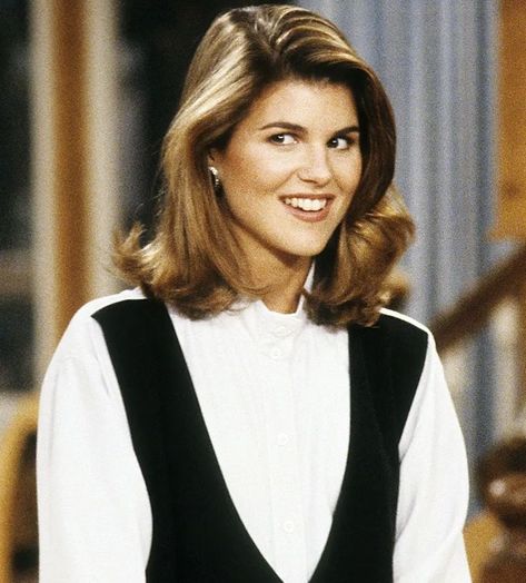 Lori Loughlin Hair, Full House Outfits, Becky Full House, Old Money Haircut, Old Money Hair, Short Hair Era, Money Hair, 90s Beauty, Olivia Jade