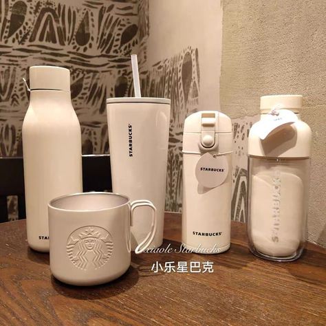 Copo Starbucks, Starbucks Bottles, Starbucks Water Bottle, Trendy Water Bottles, Cute Coffee Cups, Smoothie Cup, Gadgets Kitchen Cooking, Cute Water Bottles, Botol Air