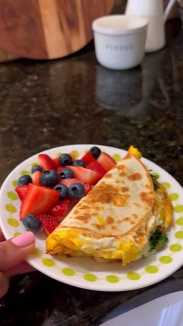 Tortilla Cheese, Healthy Breakfast Wraps, Spinach Eggs, Omlet Recipes, Breakfast Tortilla, Breakfast Wrap, Breakfast Wraps, Instagram Breakfast, Healthy Breakfast Recipes Easy