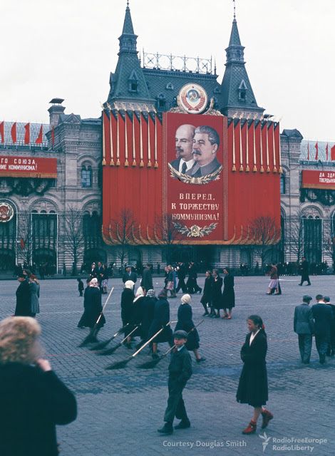 Vivid Color Photographs of Life in the Soviet Union in the 1950s Taken by a U.S. Diplomat Simona Core, Communist Aesthetic, Union Of Soviet Socialist Republics, Communist Propaganda, Back In The Ussr, Russia Travel, Propaganda Art, Socialist Realism, Soviet Art