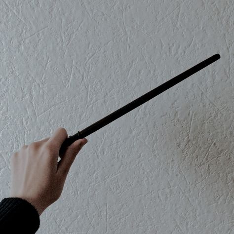 Wand Aesthetic Harry Potter, Urban Wizard Aesthetic, Justin Russo Aesthetic, Harry Potter Wands Aesthetic, Modern Wizard Aesthetic, Evil Wizard Aesthetic, Wizard Dnd Aesthetic, Dnd Wizard Aesthetic, Wizards Of Waverly Place Aesthetic