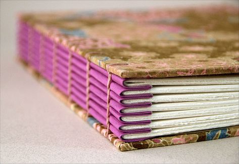 Coptic stitch. Use coloured paper to make a coloured spine, without making the signatures of coloured paper  by Zoopress studio, via Flickr Buku Diy, Homemade Books, Penanda Buku, Bookbinding Tutorial, Book Binding Diy, Beginner Crafts, Handmade Book, Diy Journal, Handmade Journals