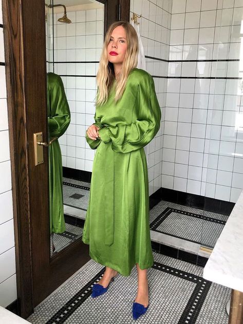 Suits Outfits, Green Satin Dress, Trending On Pinterest, Fest Outfits, Mode Hippie, Satin Dress Long, Beige Outfit, Pinterest Outfits, Going Out Outfits