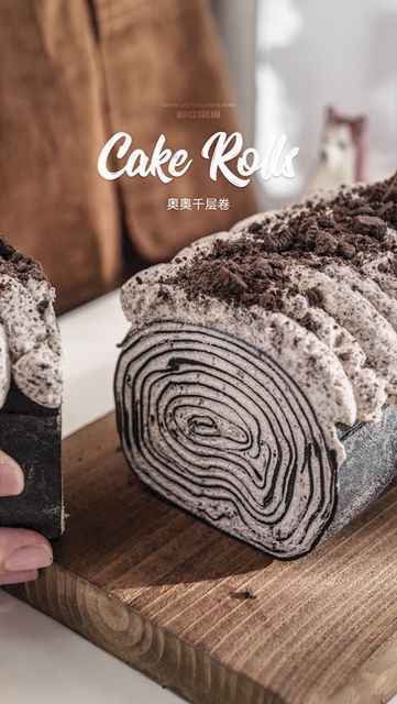 Cake With Toppings, Crepe Roll Cake, Icing Ideas, Cake Roll Recipes, Cake Delicious, Crushed Oreos, Crepe Cake, Big Bubbles, Cream Filling